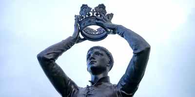 statue of king putting on his crown